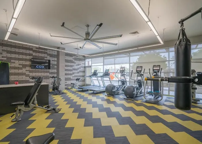 Apartment Modern 2bd Dt - Balcony, Gym, W-d, Parking - Sleeps 8