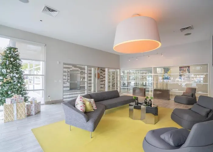 Modern 2bd Dt - Balcony, Gym, W-d, Parking - Sleeps 8 Apartment *