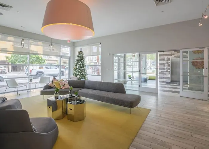 Modern 2bd Dt - Balcony, Gym, W-d, Parking - Sleeps 8 *