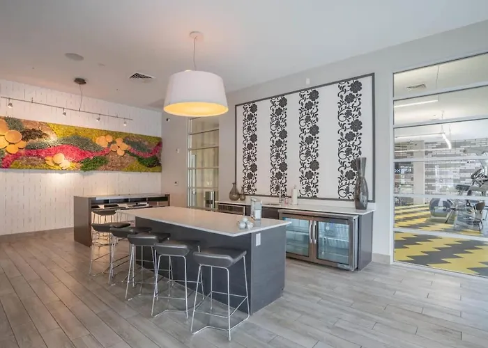 Modern 2bd Dt - Balcony, Gym, W-d, Parking - Sleeps 8