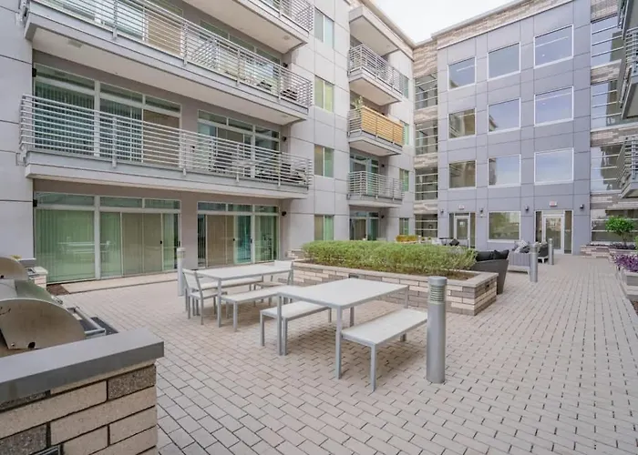 Modern 2bd Dt - Balcony, Gym, W-d, Parking - Sleeps 8 Apartment *