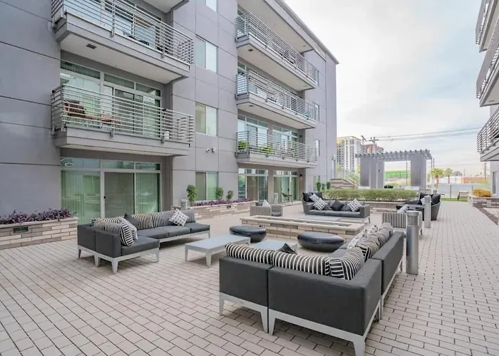 Modern 2bd Dt - Balcony, Gym, W-d, Parking - Sleeps 8 *