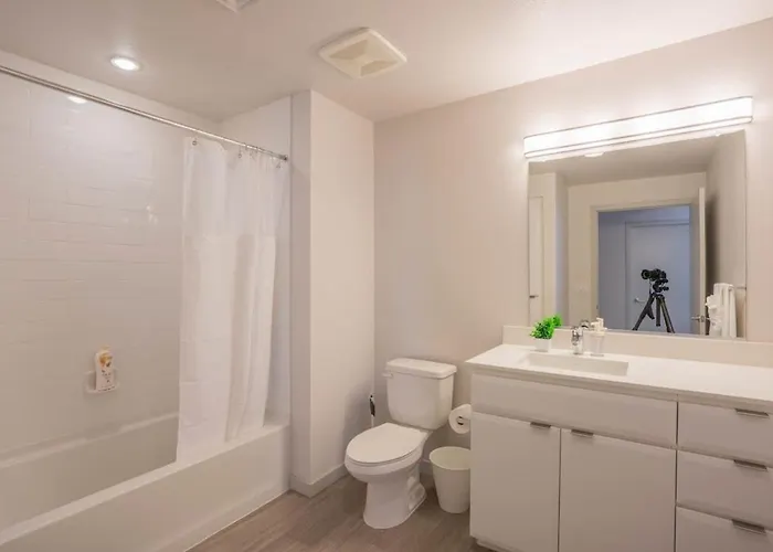 Modern 2bd Dt - Balcony, Gym, W-d, Parking - Sleeps 8 Phoenix