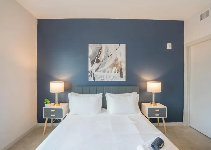 Modern 2bd Dt - Balcony, Gym, W-d, Parking - Sleeps 8 Apartment *