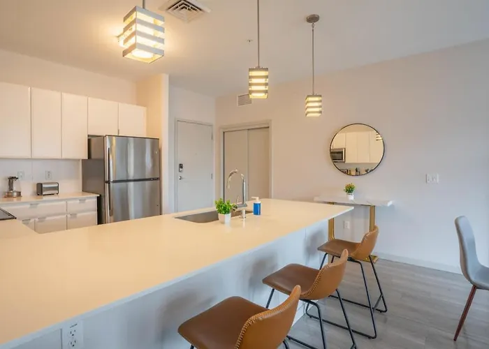Apartment Modern 2bd Dt - Balcony, Gym, W-d, Parking - Sleeps 8 Phoenix