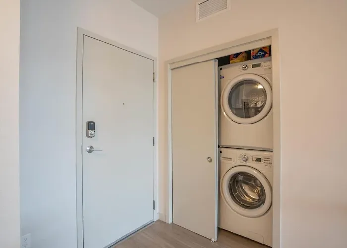 Modern 2bd Dt - Balcony, Gym, W-d, Parking - Sleeps 8 *