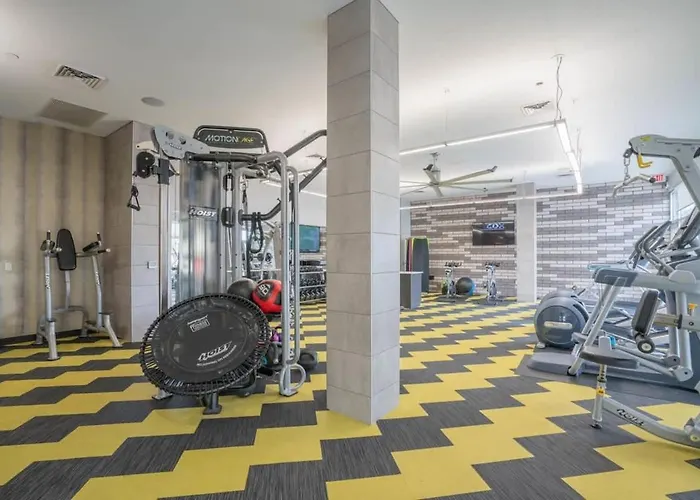 Modern 2bd Dt - Balcony, Gym, W-d, Parking - Sleeps 8