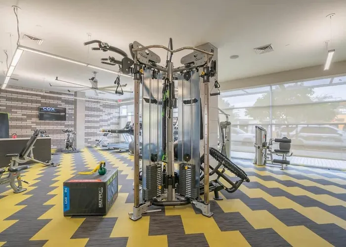 Modern 2bd Dt - Balcony, Gym, W-d, Parking - Sleeps 8 Apartment *