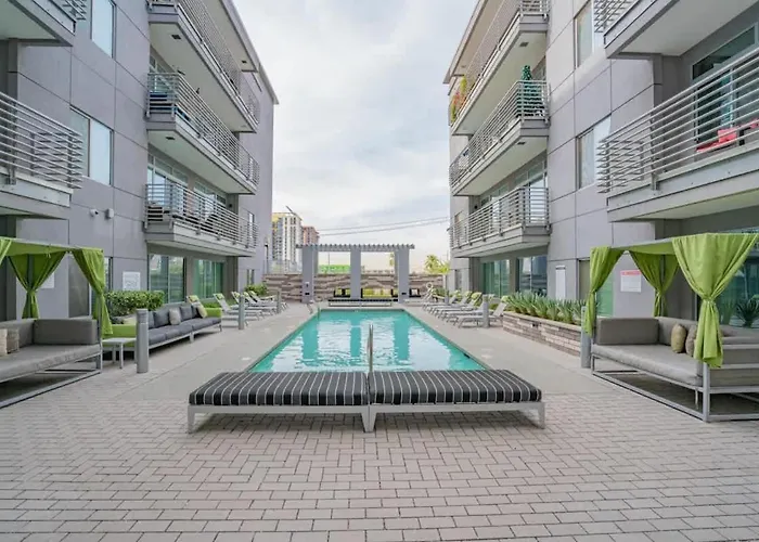 Apartment Modern 2bd Dt - Balcony, Gym, W-d, Parking - Sleeps 8 *