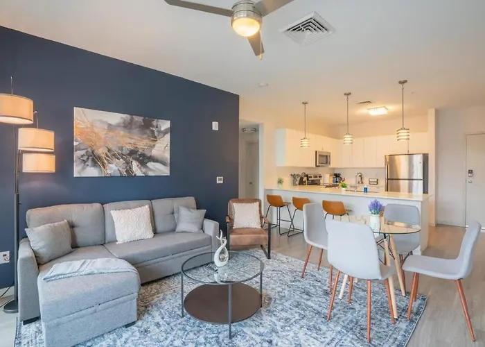 Modern 2bd Dt - Balcony, Gym, W-d, Parking - Sleeps 8 Apartment Phoenix