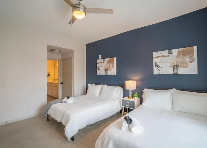 Apartment Modern 2bd Dt - Balcony, Gym, W-d, Parking - Sleeps 8 Phoenix