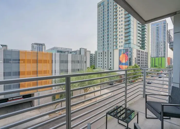 Modern 2bd Dt - Balcony, Gym, W-d, Parking - Sleeps 8