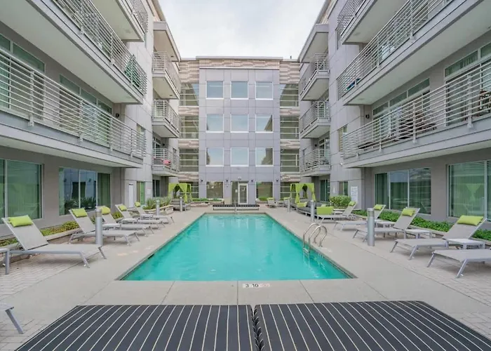Modern 2bd Dt - Balcony, Gym, W-d, Parking - Sleeps 8