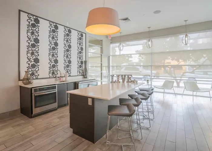 Modern 2bd Dt - Balcony, Gym, W-d, Parking - Sleeps 8 Apartment