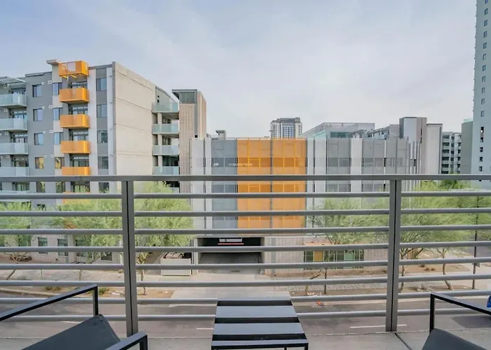 Modern 2bd Dt - Balcony, Gym, W-d, Parking - Sleeps 8 Apartment *