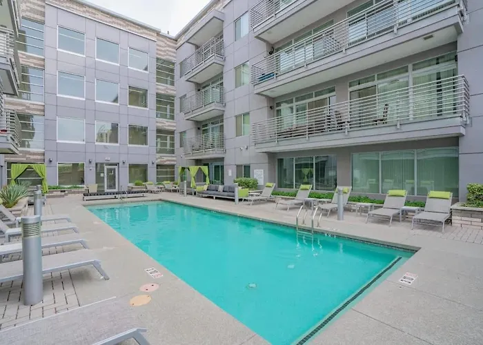 Apartment Modern 2bd Dt - Balcony, Gym, W-d, Parking - Sleeps 8 *