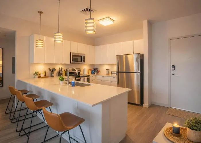 Modern 2bd Dt - Balcony, Gym, W-d, Parking - Sleeps 8