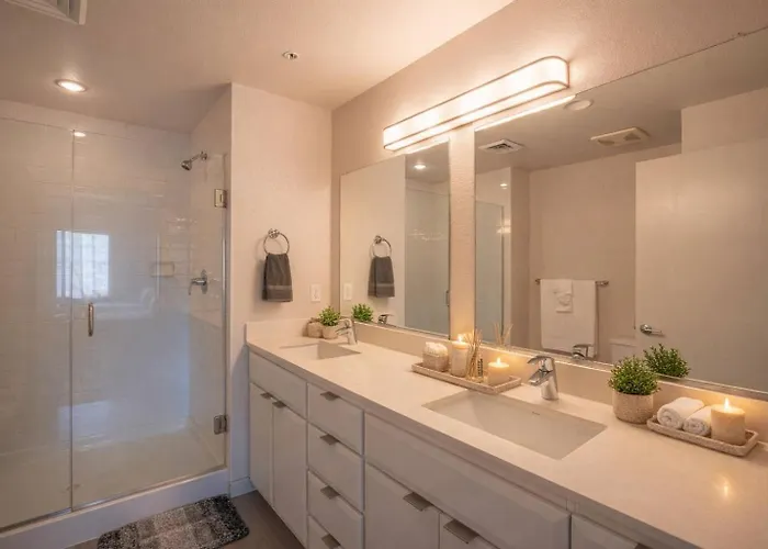 Modern 2bd Dt - Balcony, Gym, W-d, Parking - Sleeps 8 Apartment Phoenix